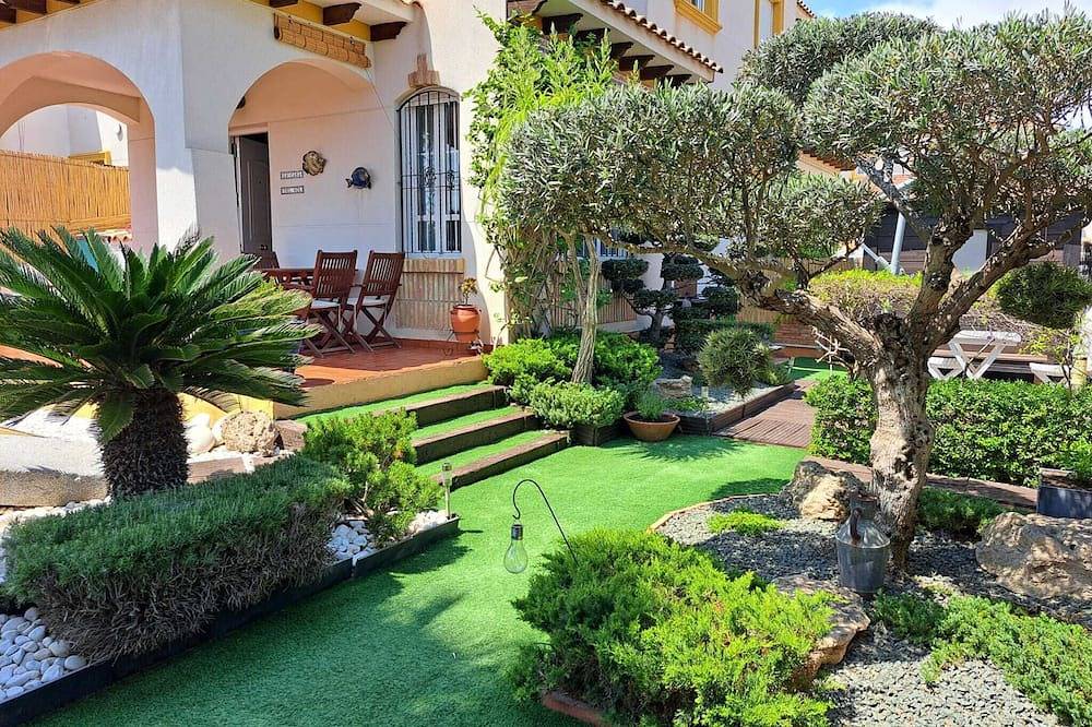 Casa con jardín al lado del Parque Natural de las Salinas de Santa Pola y playas in El Pinet, Elche