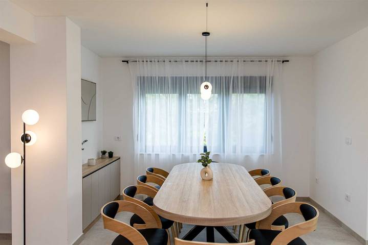 Villa für 10 Personen, mit Balkon und Terrasse sowie Garten und Pool auf Rab