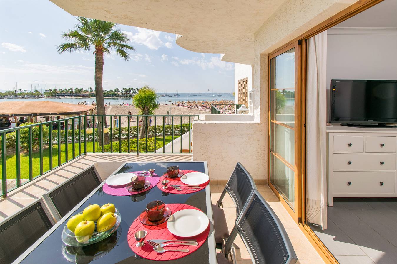 Ganze Wohnung, Carabela Beach für 4 mit Pool nur 10 m vom Strand in Playa de Alcúdia, Alcúdia