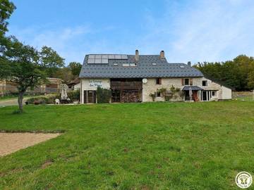 Gîte pour 15 personnes, avec terrasse ainsi que jardin et piscine à Hotonnes