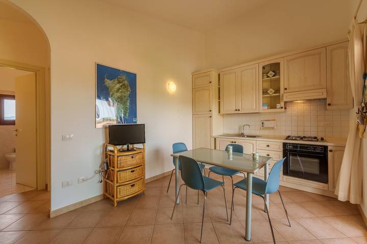 Entire apartment, Apartment 'Casa Vacanze Fragola' with Shared Pool, Private Terrace and Air Conditioning in Murta Maria, Olbia