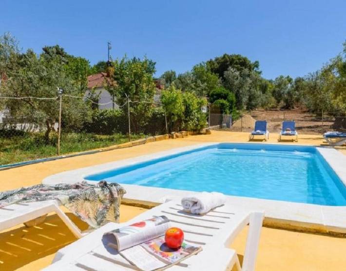 Casa de vacaciones 'Barquero Pernia' con vistas a la montaña, Wi-Fi y aire acondicionado in Cañete la Real, Andalucía