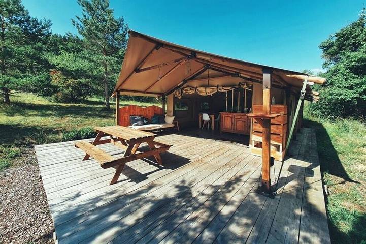 Gîte pour 6 personnes, avec terrasse ainsi que piscine et jardin
