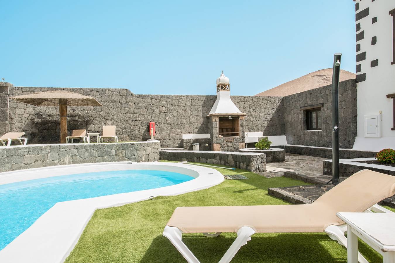 Entire apartment, Charming Apartment "7" with Terrace, Community Pool & Wi-Fi in La Asomada, Tías