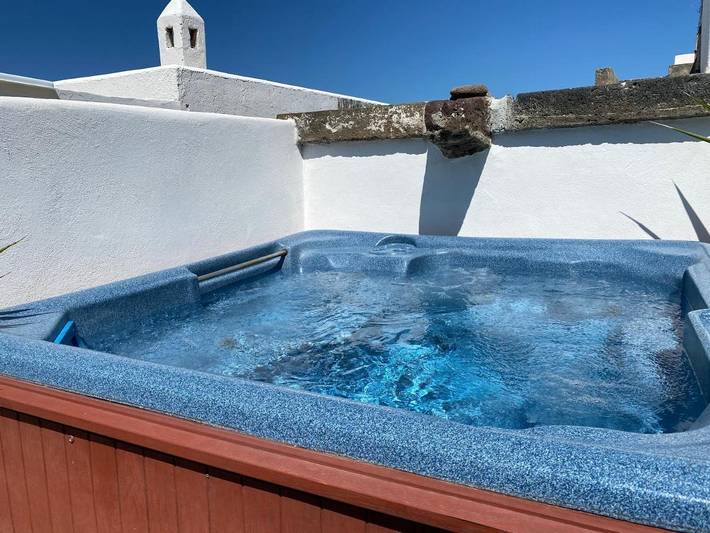 Location de vacances pour 2 personnes, avec jardin et terrasse ainsi que piscine et jacuzzi, animaux acceptés à Santa Marina Salina - 4