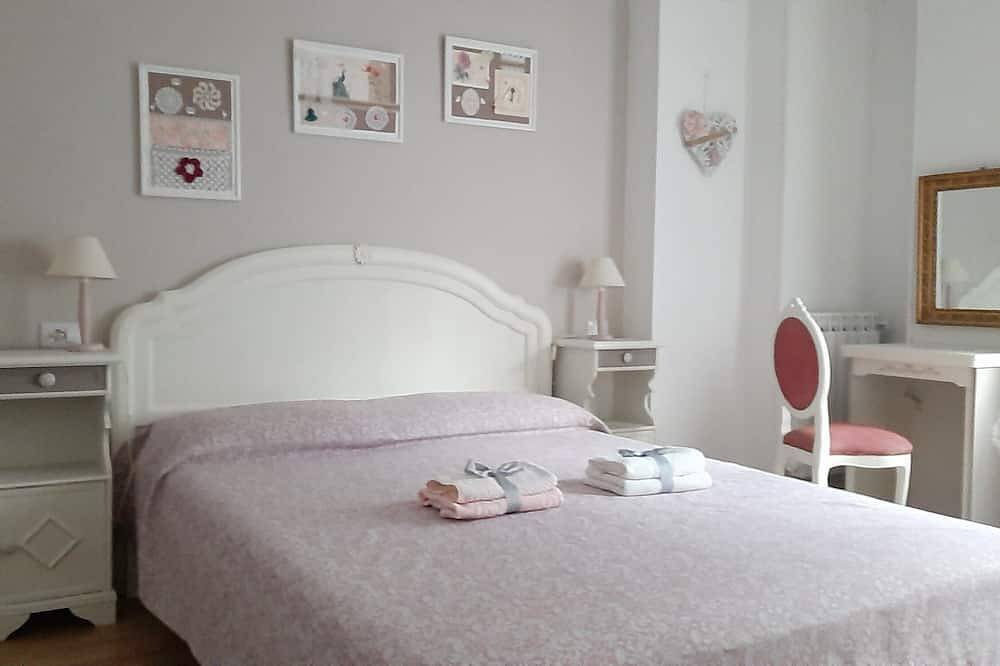 Entire apartment, La Civetta, elegant one-bedroom apartment with garden, private parking 10min from the city in Nave, Garda Mountains