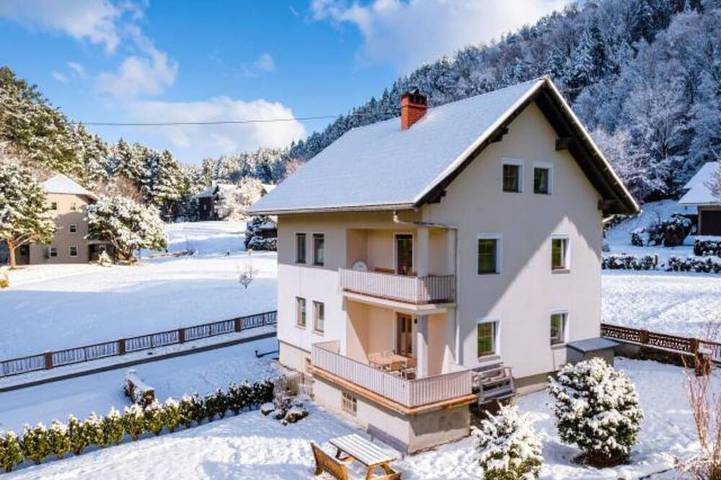 Ferienhaus für 10 Personen, mit Balkon und Pool sowie Garten, mit Haustier