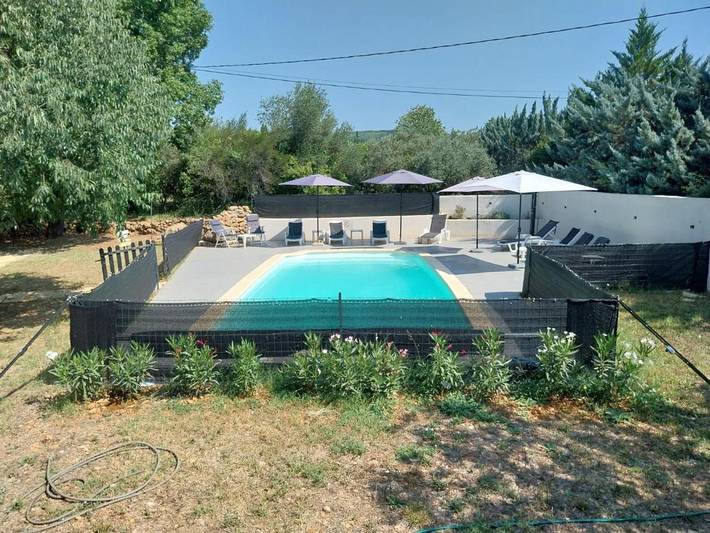 Appartement de vacances pour 4 personnes, avec terrasse ainsi que piscine et jardin