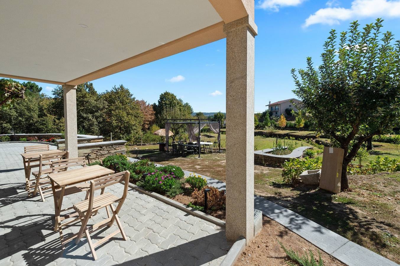 Ganze Wohnung, Bed & Breakfast 'Piso Lua' mit Bergblick und beheiztem Pool in Serra do Marão, Vila Real