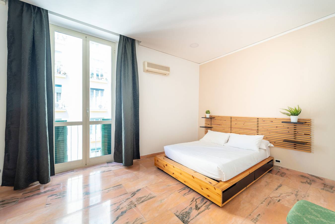 Appartement entier, A Due Passi da Spaccanapoli (ex Modern Apt Gesù) in Naples, Province de Naples