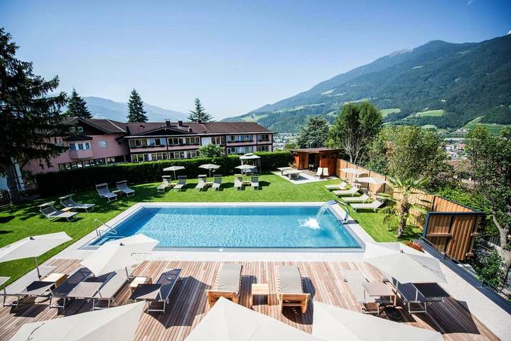 Hotel voor 2 personen, with zwembad and sauna as well as tuin in Brixen