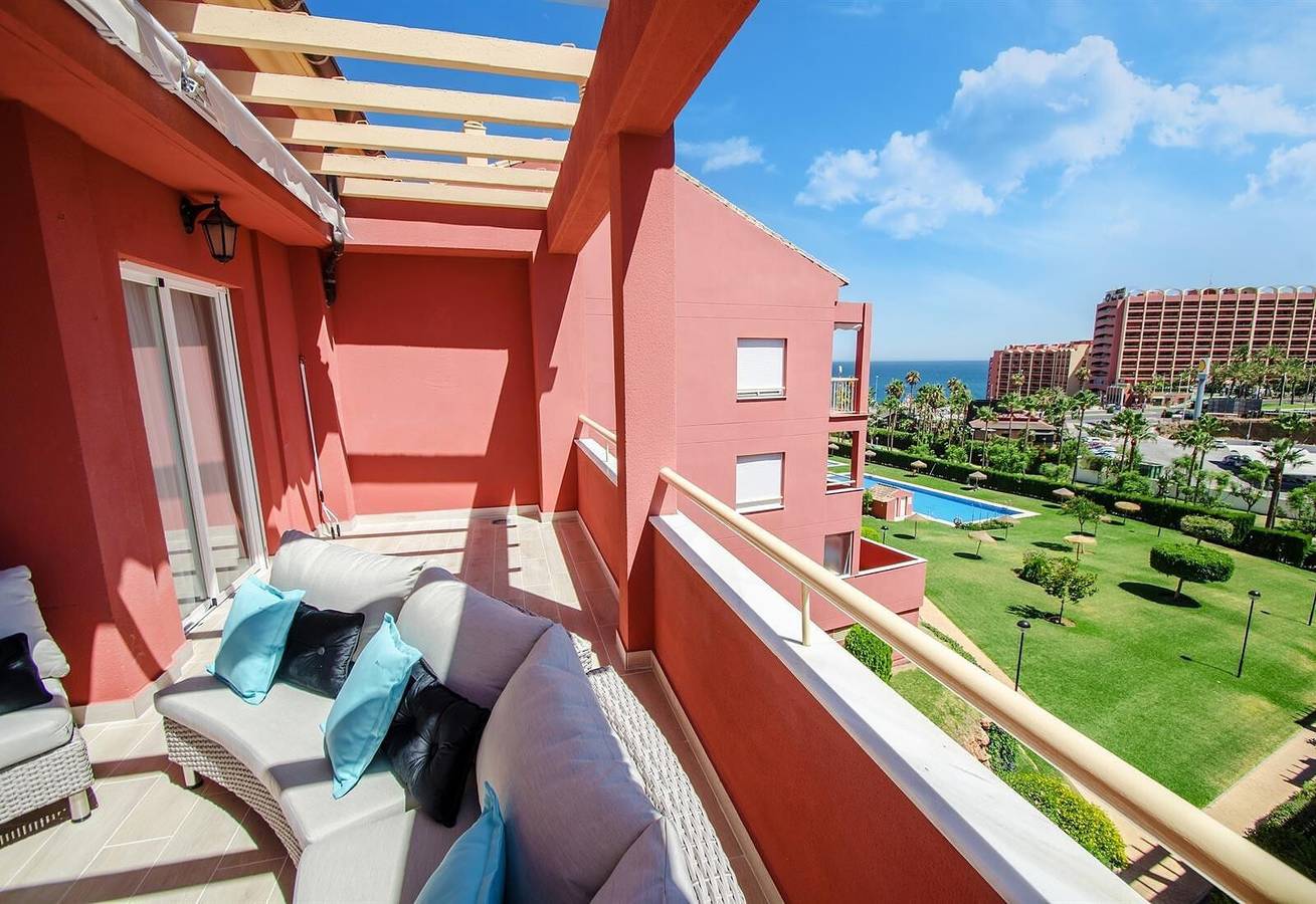 Penthouse de 170m² avec vue sur mer, piscine, Wi-Fi et terrasse in Benalmádena Costa, Benalmádena