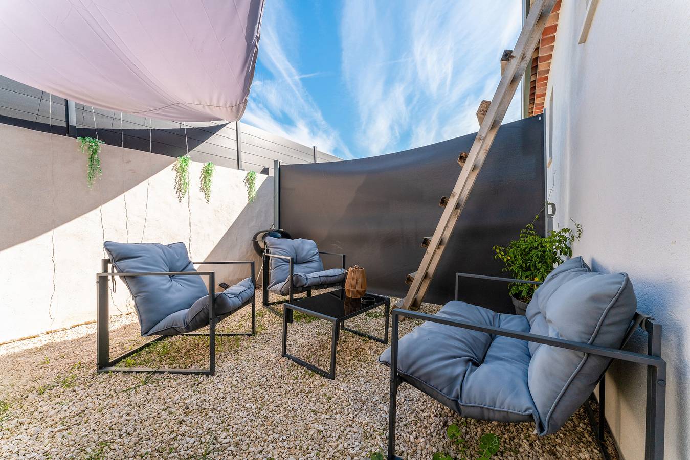 Apartamento entero, Apartamento 'Une Parenthèse En Luberon' con Jardín Privado, Wi-Fi y Aire Acondicionado in Taillades, Parque natural regional del Luberon
