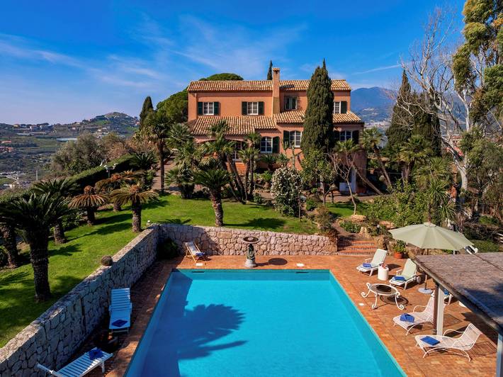 Villa for 10 people, with Hot tub and Yard as well as View in San Remo