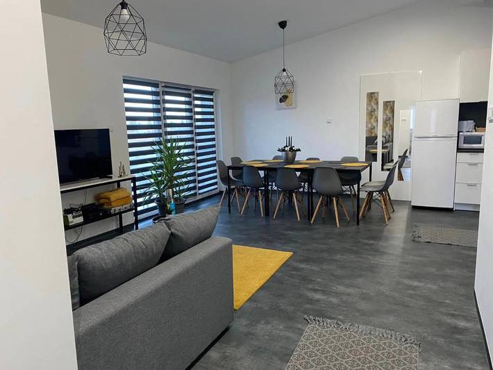 Ferienwohnung für 16 Personen, mit Ausblick und Kinderpool sowie Pool und Garten, mit Haustier