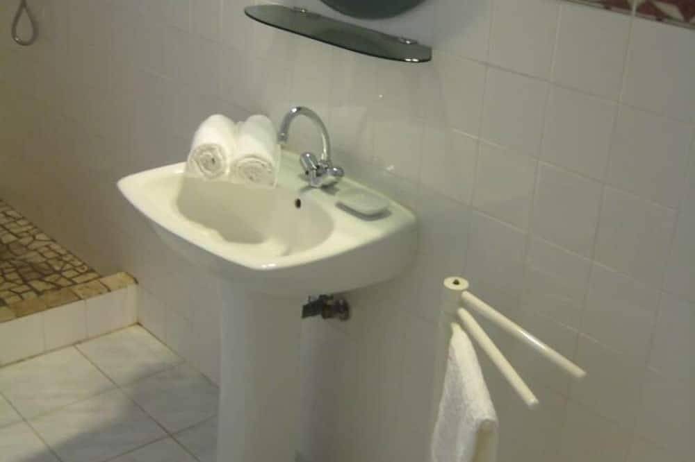 Ein geräumiges Haus, 5 Autominuten vom Strand von San Cipriano entfernt in Lecci, Sartène und Umgebung