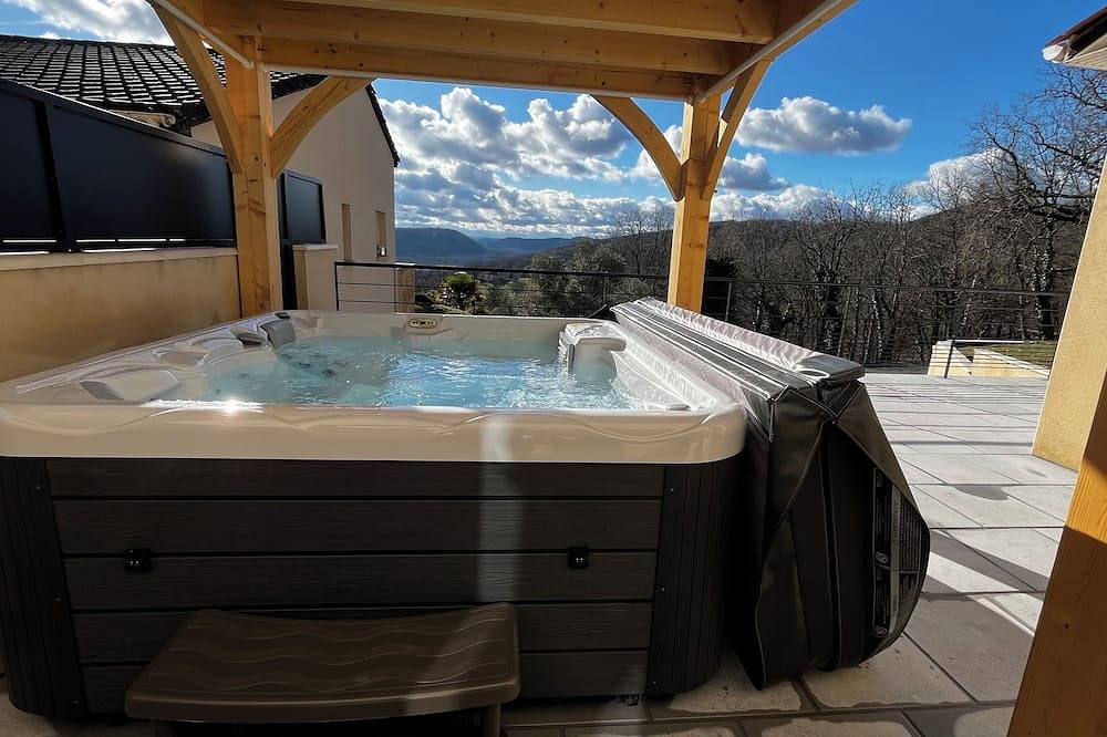 Maison avec spa privatif et vue sur la vallée de la Dordogne in Cazoulès, Dordogne
