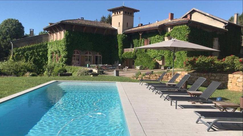 Location de vacances pour 10 personnes, avec Terrasse ainsi que Jardin et Piscine à Saint-Didier-au-Mont-d'Or