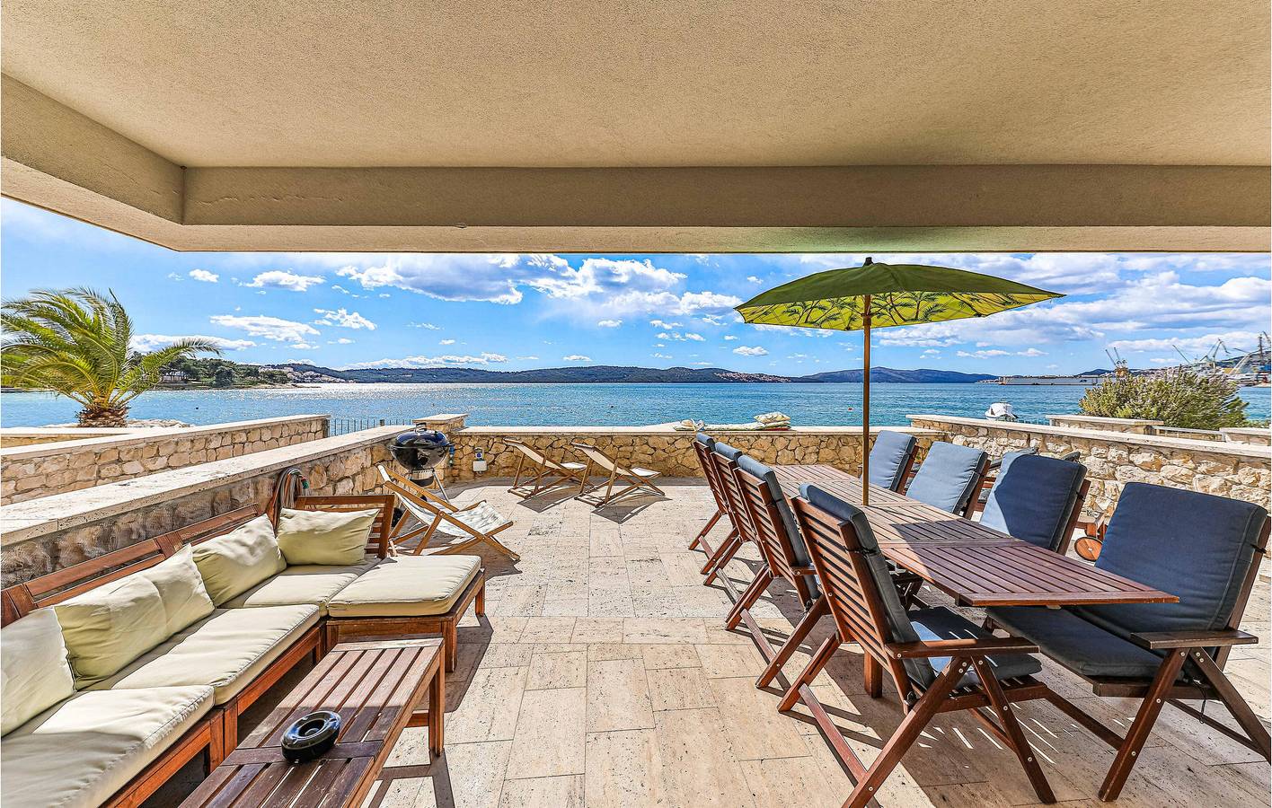 Appartement moderne de 2 chambres avec terrasse, à 2,5 km de la plage d'Uvala Bočići in Trogir, Čiovo