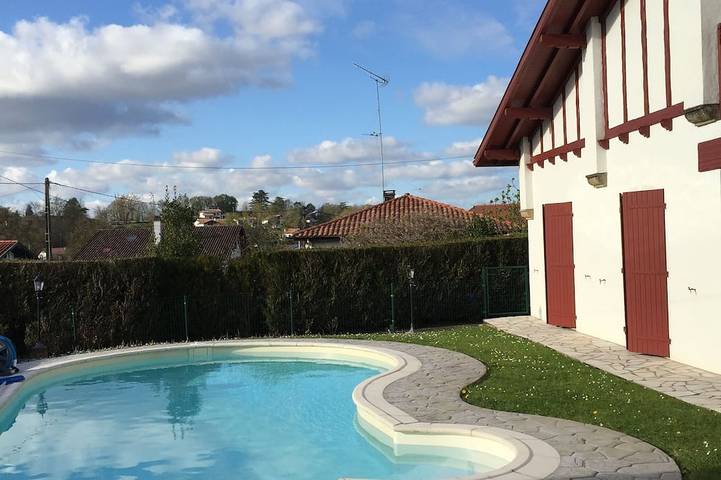 Location de vacances pour 10 personnes, avec Terrasse et Jardin à Briscous