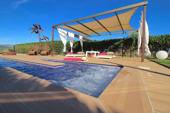 Chalet para 2 personas, con jardín y sauna además de terraza y jacuzzi en Sa Pobla