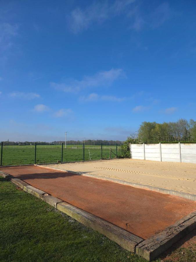 Location de vacances pour 10 personnes, avec jacuzzi et piscine ainsi que terrasse et jardin, animaux acceptés à Saint-Clair-d'Arcey