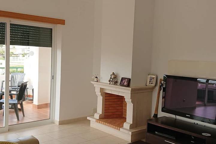 Luxuriöse und geräumige 3-Bett-Ende der Terrasse Linked Villa mit großem Pool in Budens, Faro Distrikt