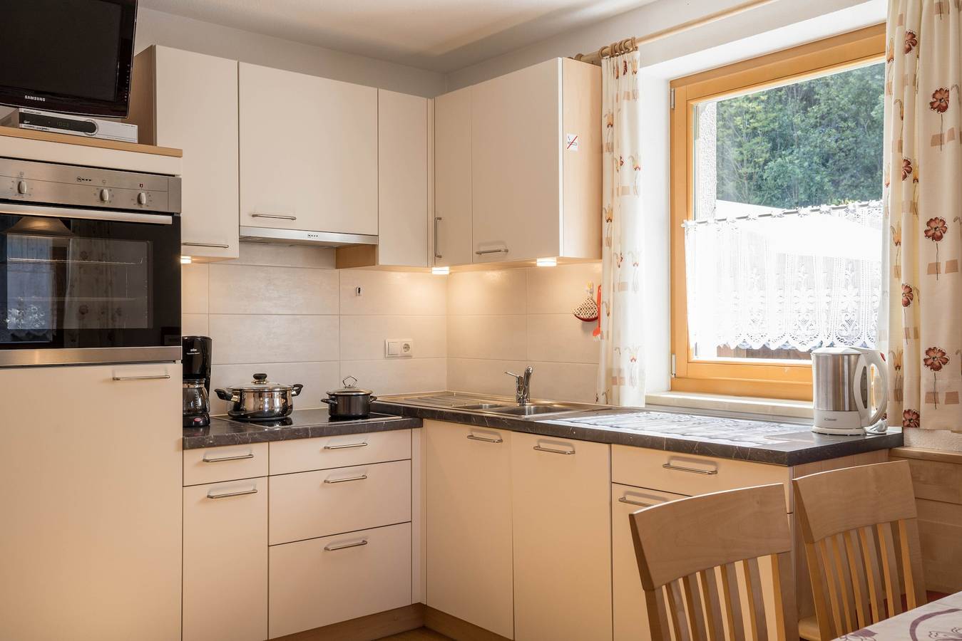 Appartamento intero, Appartamento "Alpenrose - Mesnerhof" con vista sulle montagne, Wi-Fi, terrazza e giardino in Caminata di Tures, Campo Tures