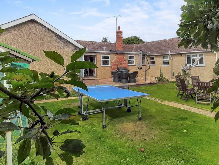 Log cabin for 11 people, with garden, with pets in West Sussex