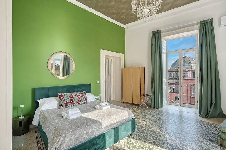 Bed and breakfast for 6 people, with balcony, kid friendly in Naples