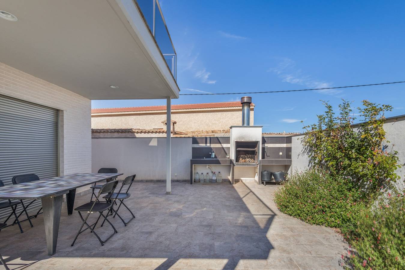 Casa rural 'Laberinto' con terraza privada, jardín privado y Wi-Fi in Tornos, Laguna de Gallocanta