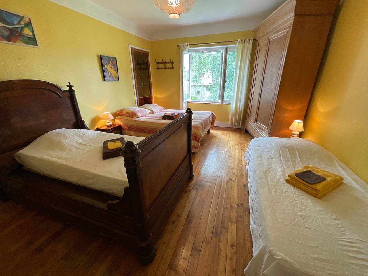 Chambre d’hôtes « Chambre Noyer Ferme De La Houlotte » avec terrasse et jardin partagés, Wi-Fi in Nonant, Région de Bayeux