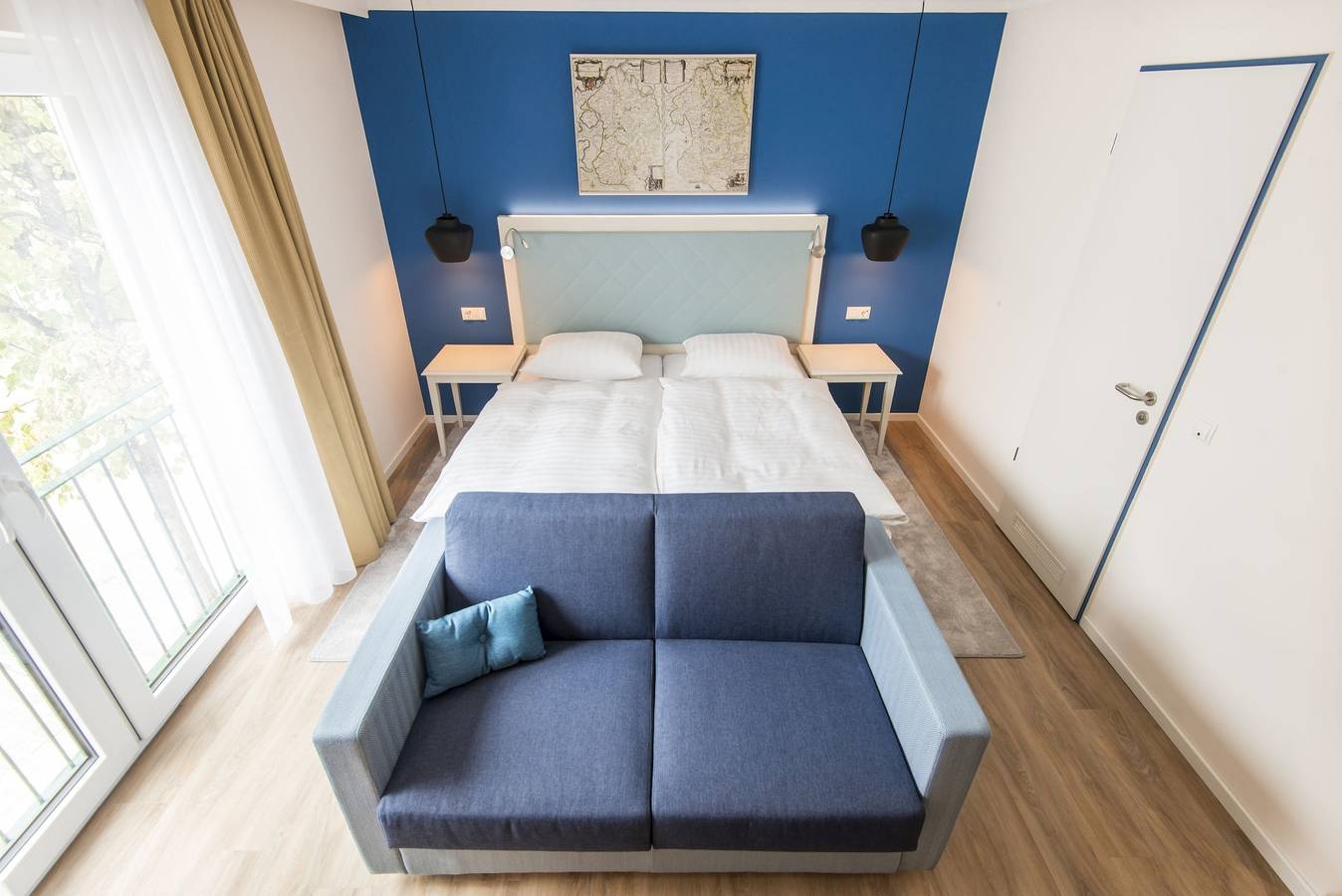Boutique-Hotel Zur alten Post Neubau - Großes Wohnzimmer mit Balkon in Hafen Büsum, Büsum