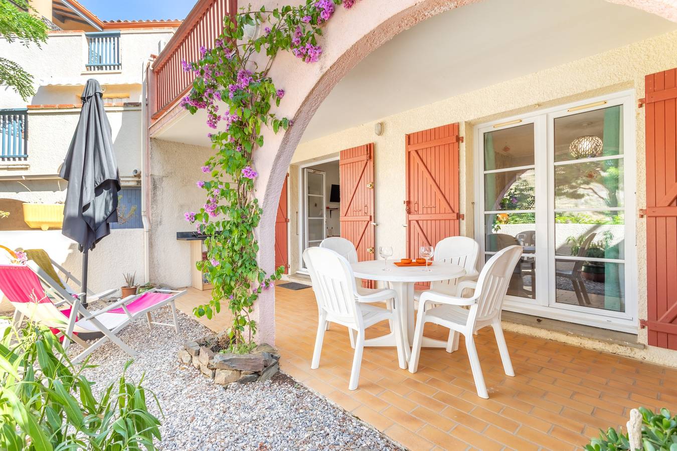 Apartamento entero, Apartamento 'T2 Meublé Aux Aloès' con vistas a la montaña, piscina compartida y terraza privada in La Côte Vermeille, Cerbère