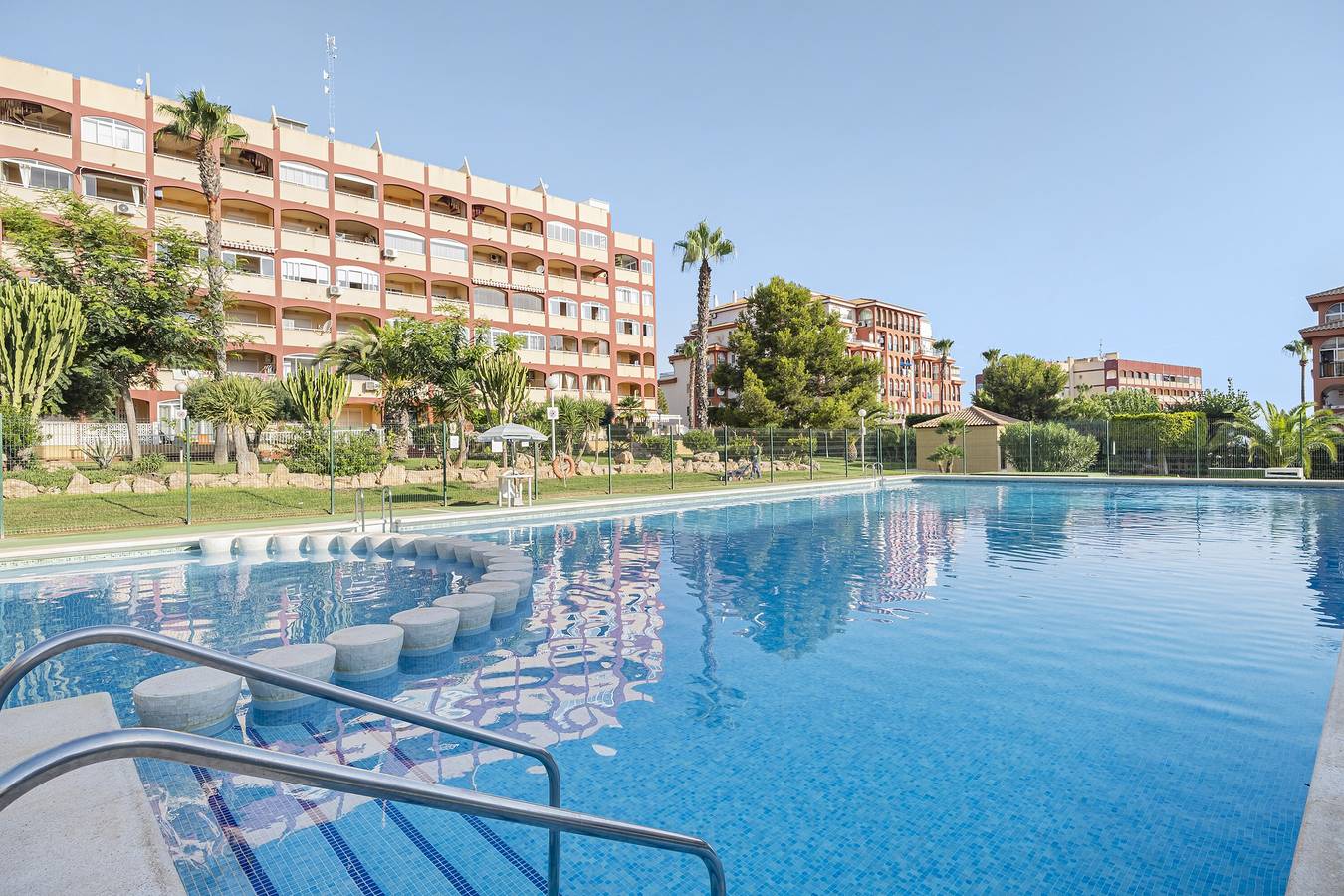 Apartamento entero, Apartamento 'Kolibri' con piscina compartida, Wi-Fi y aire acondicionado in Las Calas, Torrevieja