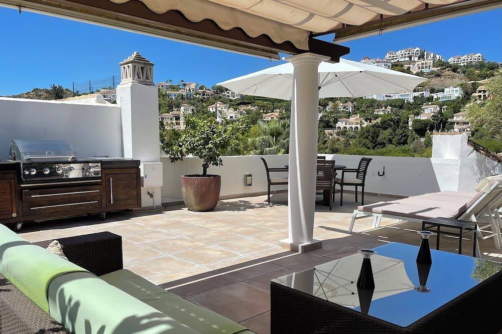 Apartamento entero, Precioso ático cerca de Marbella Los Arqueros Golf in Los Arqueros Golf and Country Club, Benahavís