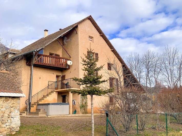 Vakantiehuis voor 5 personen, with Balkon and Whirlpool as well as Terras and Tuin in Gap