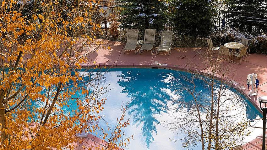 Hotel for 4 people, with pool and hot tub as well as yard in Avon