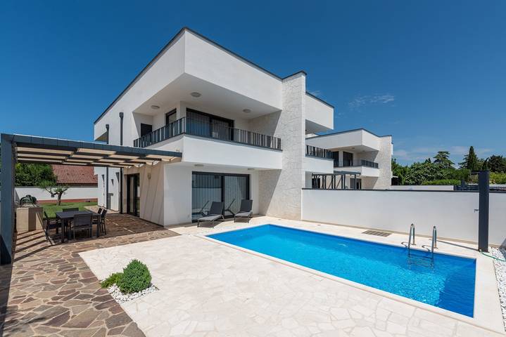Ferienhaus für 6 Personen, mit Balkon/Terrasse und Garten sowie Pool in Savudrija