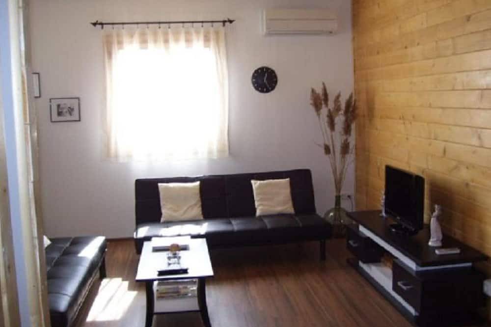 Apartamento entero, Apartamento 'Fuente Vilda' con terraza privada, jardín privado y aire acondicionado in Alcanadre (desambiguación), Provincia de La Rioja