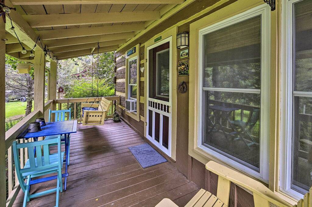 6 Mi to Dtwn Lansing: Riverfront Home w/ Fire Pit in Ashe County