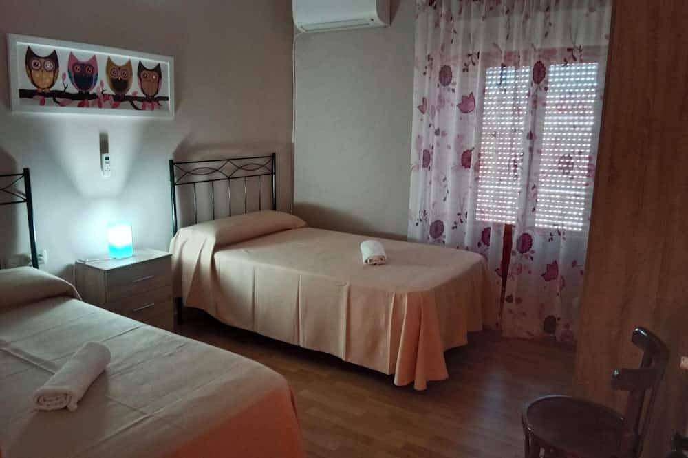 Casa de vacaciones 'Batalla Navas de Tolosa' con vistas a la montaña, piscina y Wi-Fi in Santa Elena, Sierra Morena