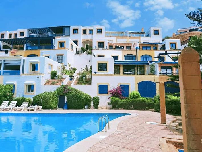 Villa pour 5 personnes, avec jardin et balcon ainsi que piscine et vue