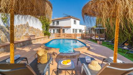 Villa für 10 Personen, mit Balkon/Terrasse und Pool sowie Whirlpool, mit Haustier in Torrox