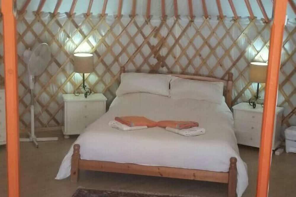 Unique Mongolian Yurt , romantic, secluded with private pool,  sleeps 5 , wifi, in Sayalonga, Costa del Sol