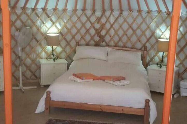 Yourte mongole unique, romantique, isolée avec piscine privée, 5 couchages, wifi, in Sayalonga, Cordillera Penibética