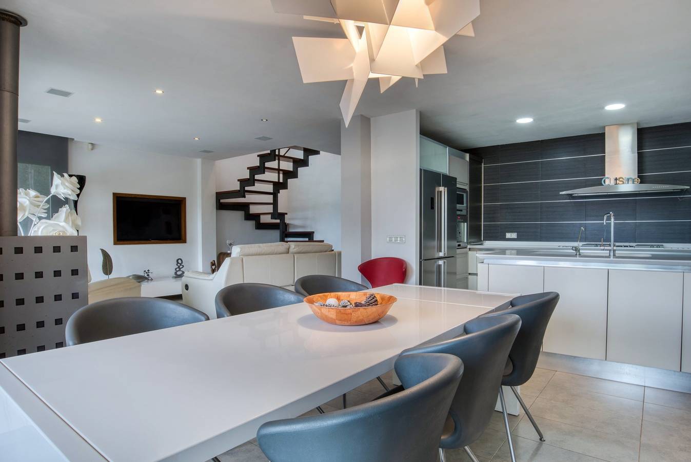 Villa moderne avec vue sur l'océan, piscine à débordement, jardin et Wi-Fi. in Sant Pol de Mar, Costa del Maresme