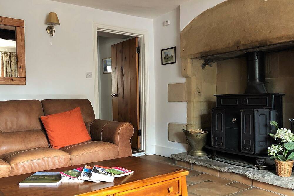 Cosy historic cottage in beautiful village with shop, café, 2 pubs. in Ashford in the Water, Derbyshire