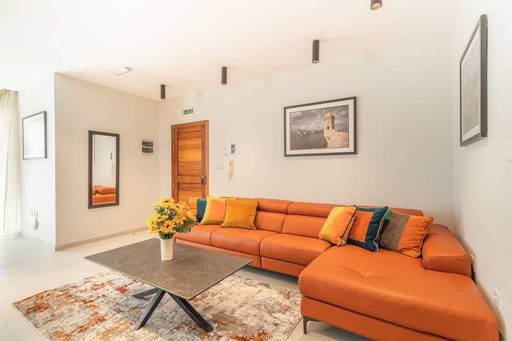 Ganze Wohnung, A Luxury Retreat with Games Room, Spa, and Pool! in Marsaskala, Insel Malta