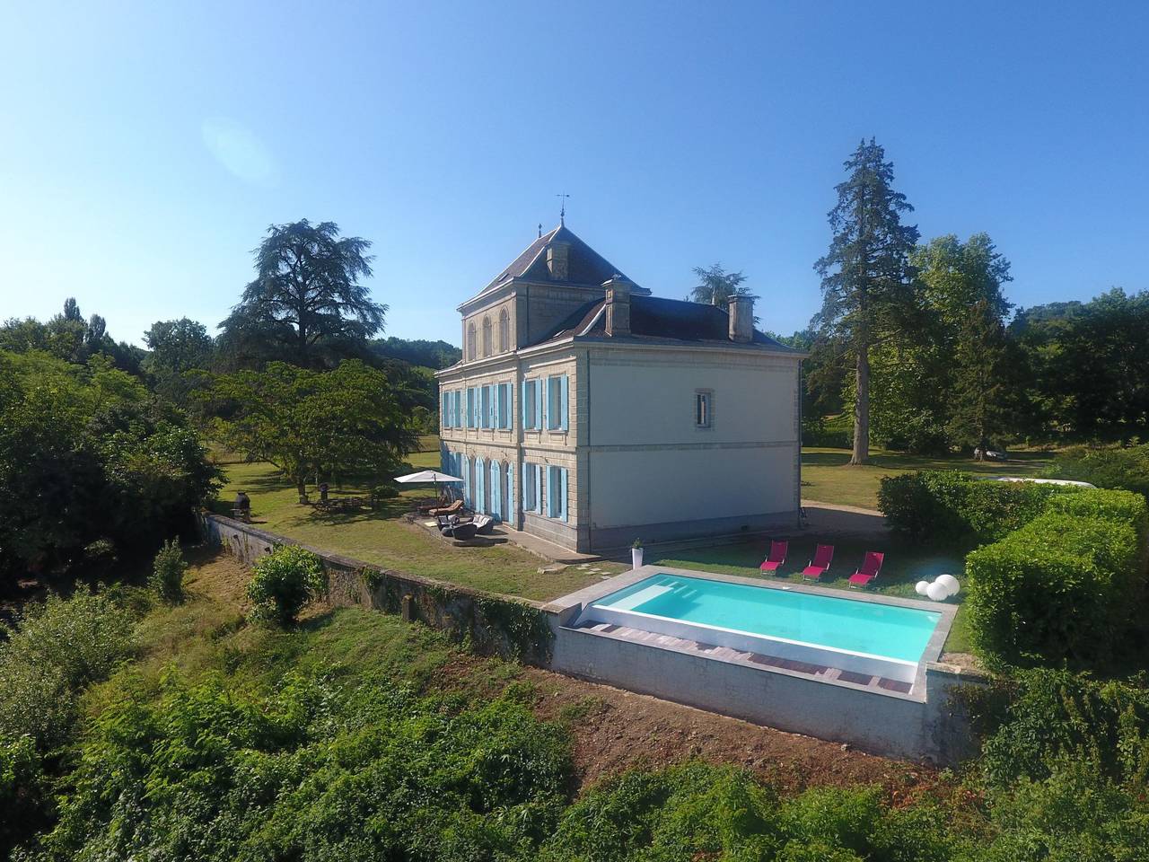 Schloss mit Überlaufpool an der Dordogne in Flaujagues, Région de Libourne